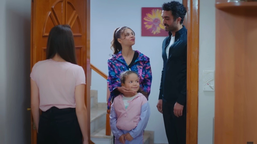 Derya otwiera drzwi, a w progu stają Ayse, Ferit i Doga, tworząc obraz szczęśliwej rodziny, pełnej radości i ciepła.