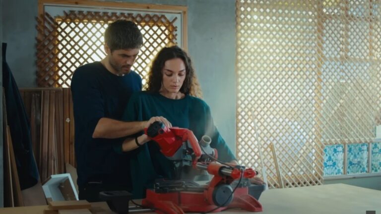 Poyraz uczy Nanę obsługi pilarki stołowej.