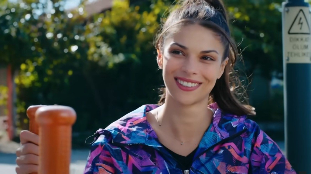 Ayse jest szczęśliwa.