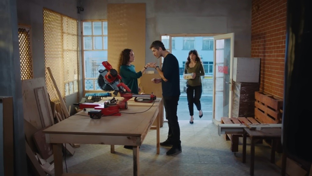 Sibel zamiera w wejściu do warsztatu, widząc Poyraza trzymającego rękę Nany.