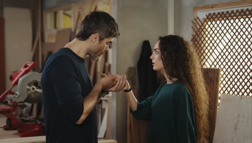 Poyraz dmucha na ranny palec Nany.