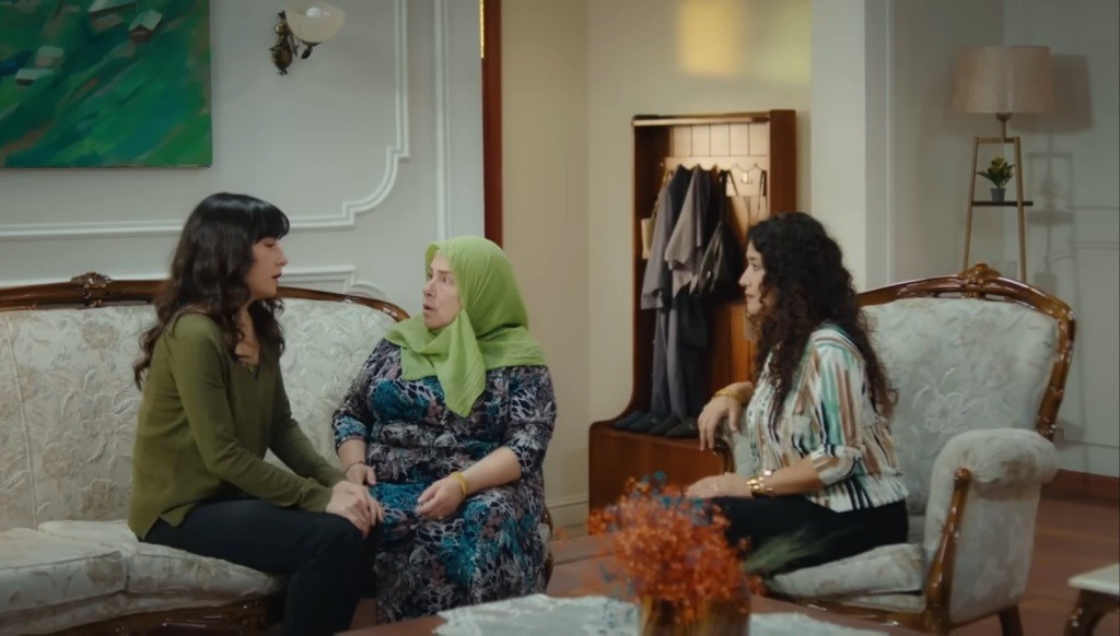 Cennet i Cansel pocieszają zrozpaczoną Sibel.