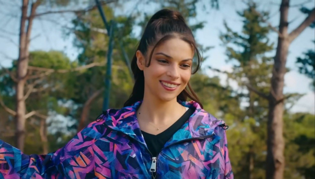 Ayse uśmiecha się.