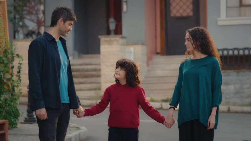 Yusuf trzyma Poyraza i Nanę za ręce.