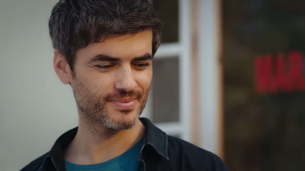 Poyraz spogląda na Yusufa.