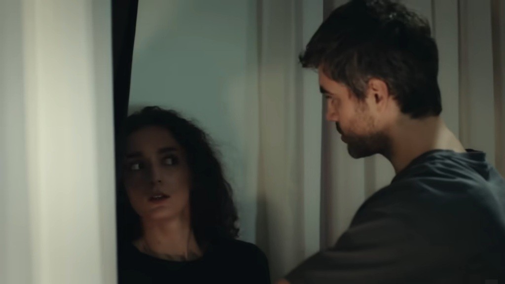 Poyraz znajduje Nanę za firanką.