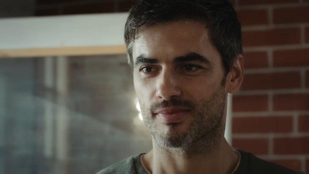 Poyraz spogląda na Nanę łagodnie.