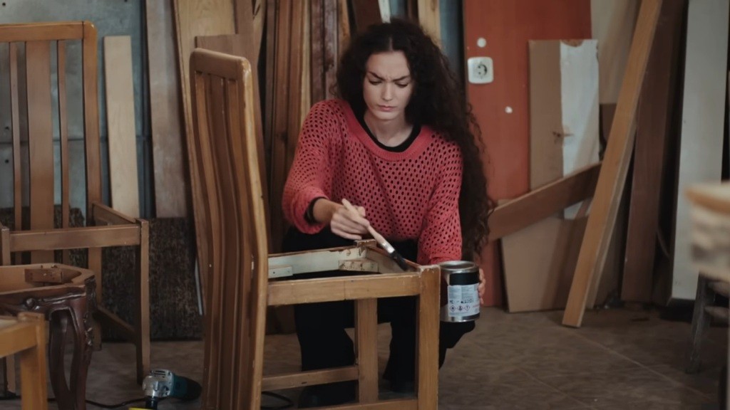 Nana lakieruje krzesło.