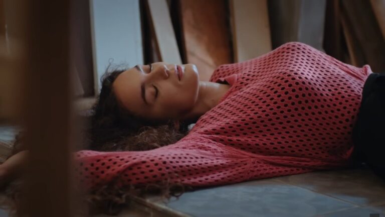 Nana traci przytomność w warsztacie.