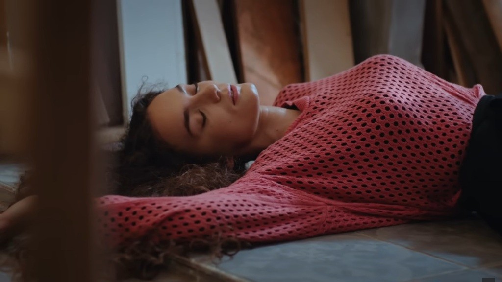 Nana traci przytomność w warsztacie.