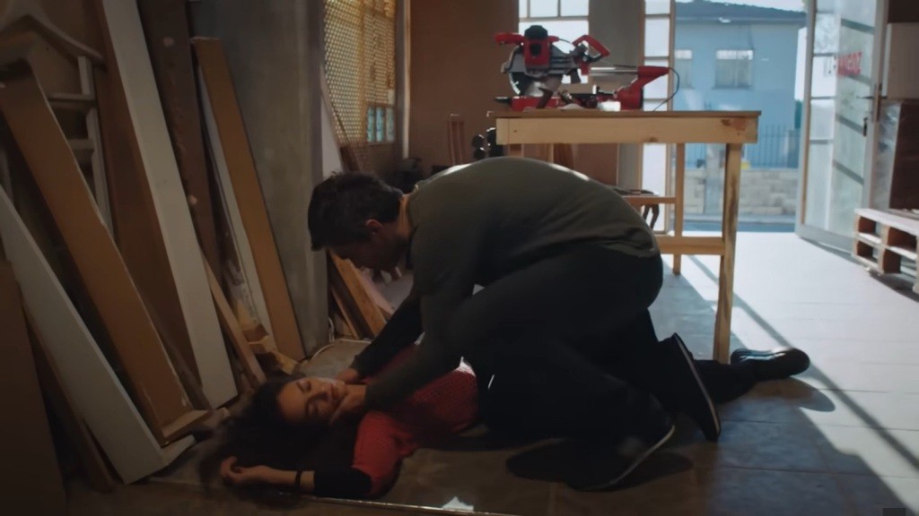 Poyraz znajduje nieprzytomną Nanę w warsztacie.