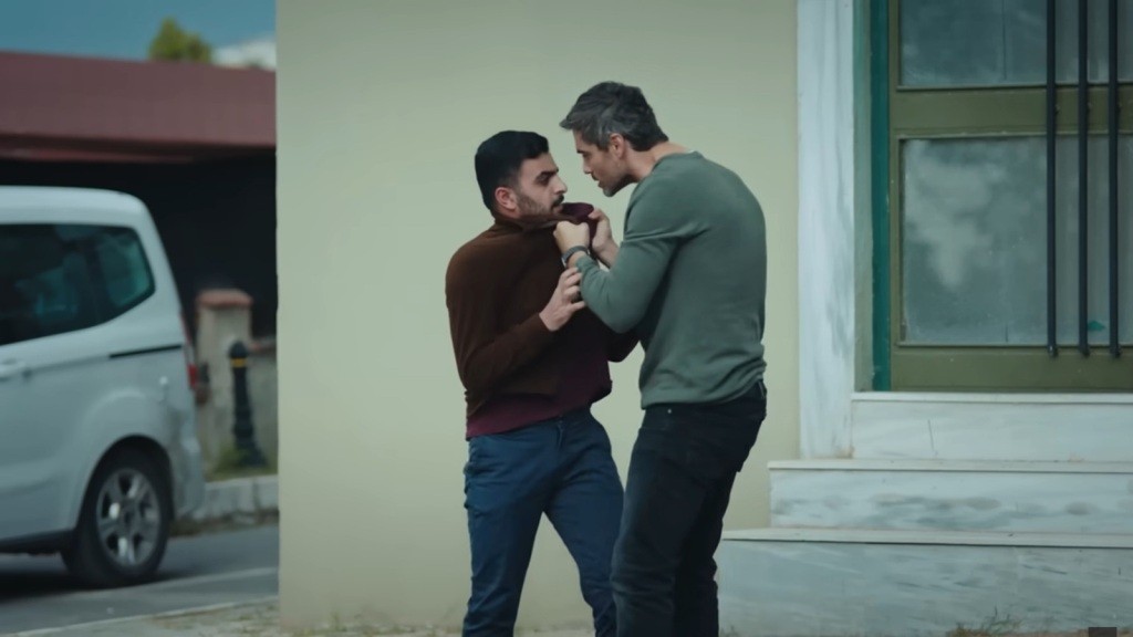 Poyraz konfrontuje się z niewychowanym klientem.