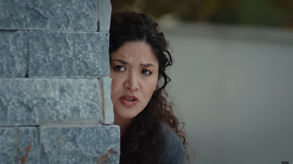 Cansel wygląda zza winkla.