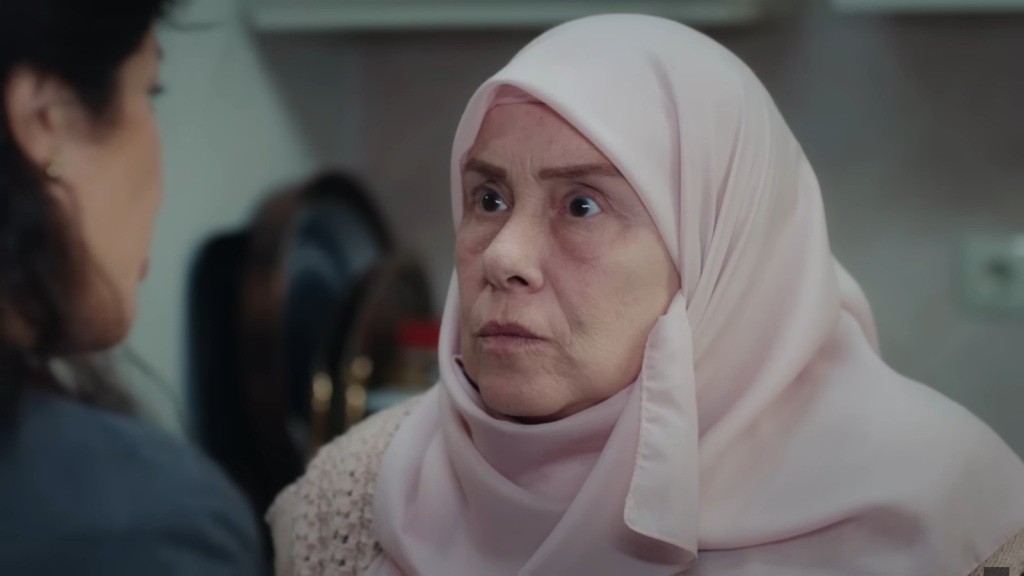 Cennet wbija w synową groźne spojrzenie.