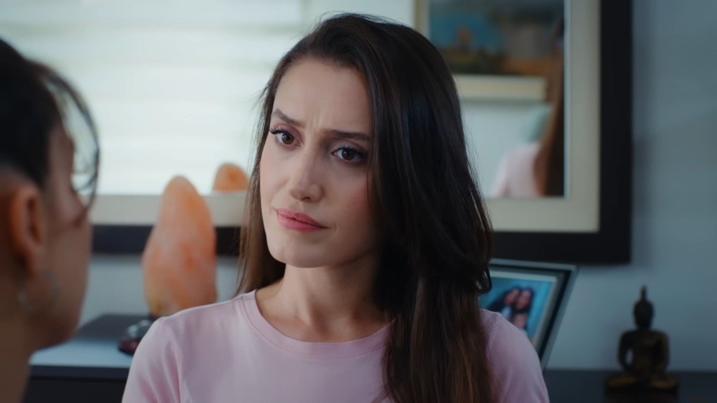 Derya marszczy brwi podczas rozmowy z Ayse.