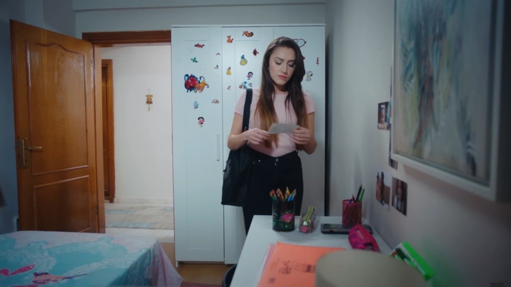 Derya jest w pokoju Dogi i trzyma w rękach fotografię.