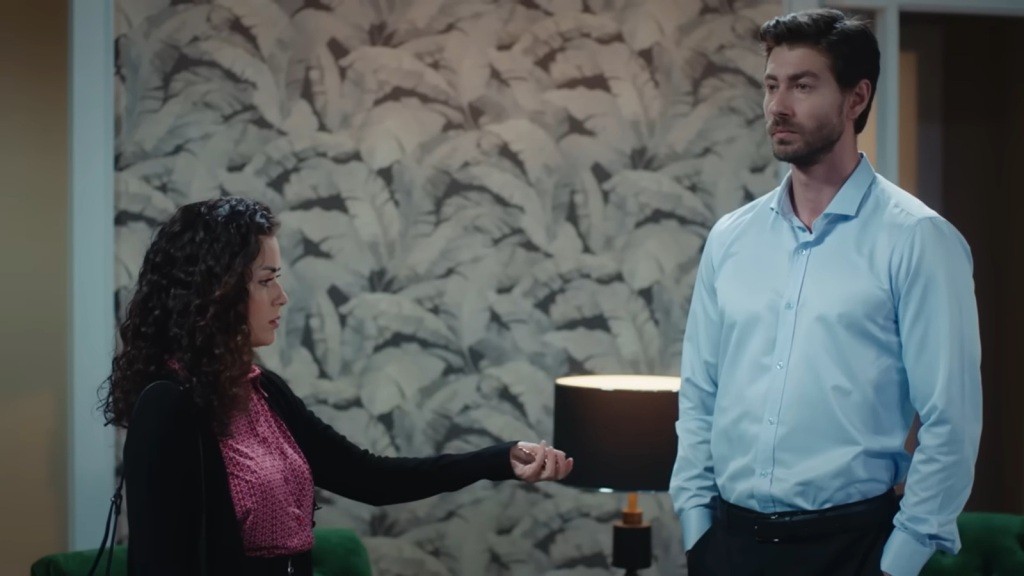 Aynur oddaje Sinanowi klucze.