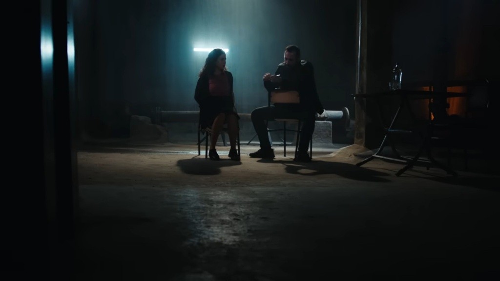 Mroczny magazyn, do którego trafiła porwana Aynur.