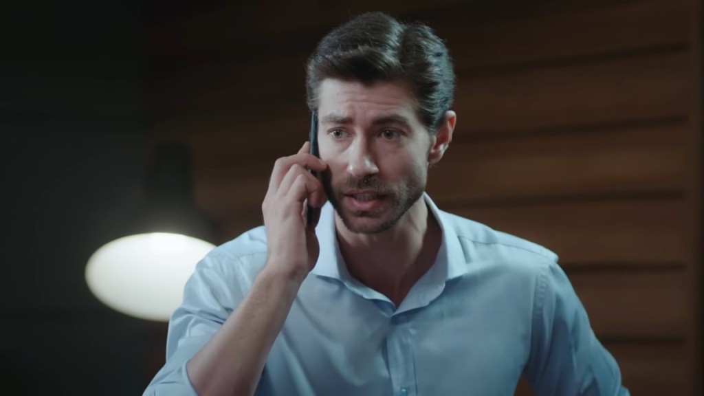 Sinan w napięciu rozmawia przez telefon.