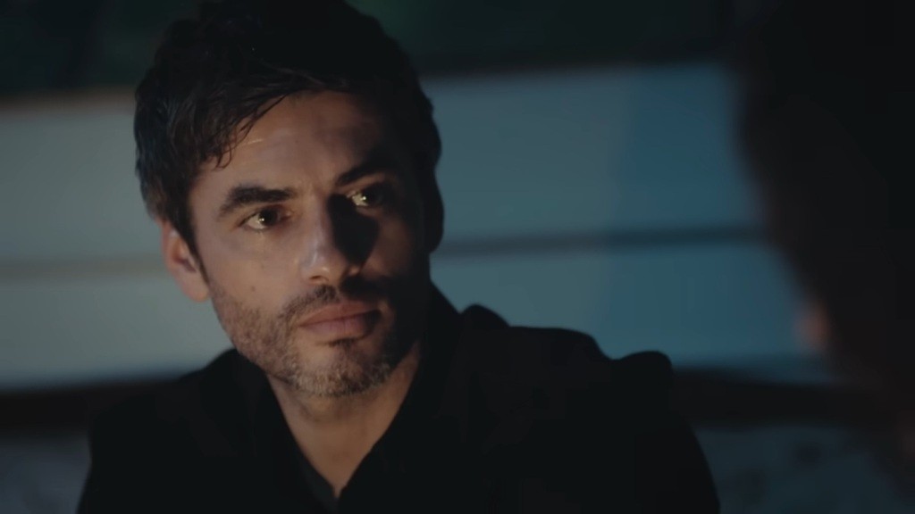 Poyraz wpatruje się w Nanę.