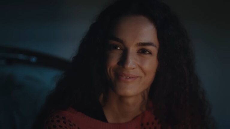 Nana uśmiecha się, patrząc na Poyraza.