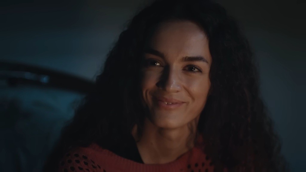 Nana uśmiecha się, patrząc na Poyraza.