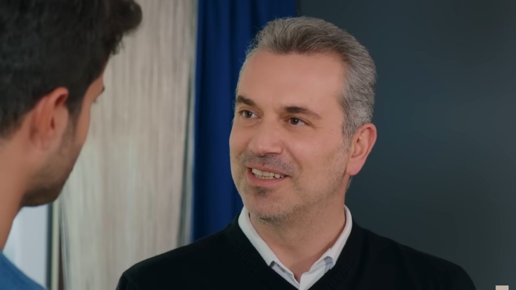 Bulent uśmiecha się.