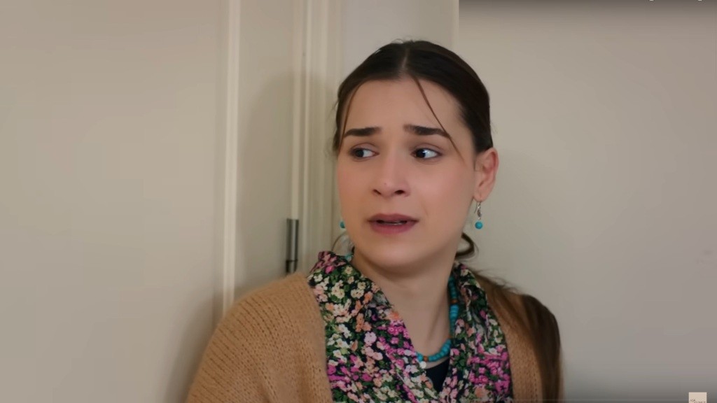 Sila stoi po drugiej stronie drzwi, przestraszona.