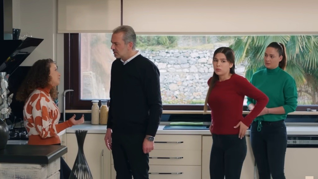 Bulent włącza się w dyskusję w kuchni. Staje przed córką. Zeynep i Yildiz stoją za nim.