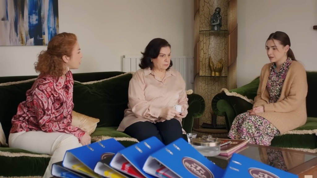 Hulya i Naciye rozmawiają z Silą w salonie.