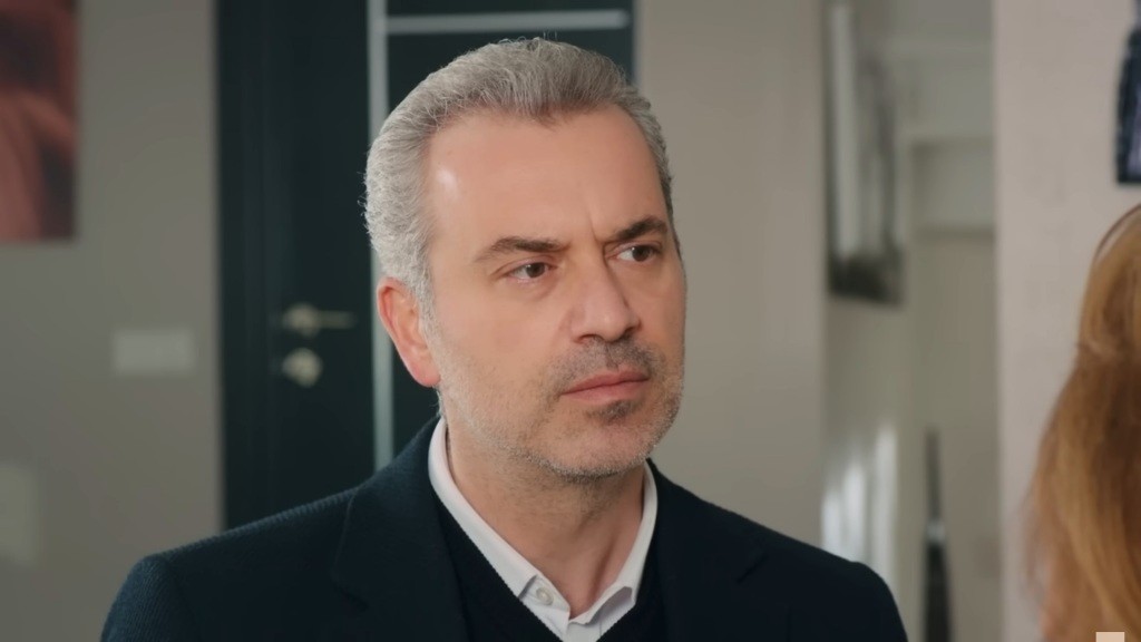 Bulent podczas rozmowy z żoną.