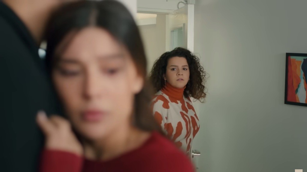 Melis nakrywa Egego i Zeynep na czułym uścisku.