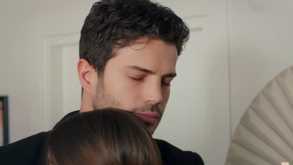 Ege przytula Zeynep.