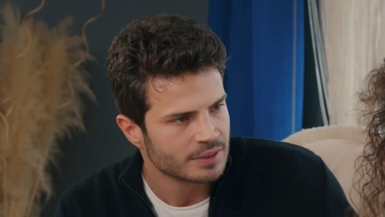 Ege podczas rozmowy z Melis. Jego twarz wyraża stanowczość i napięcie.