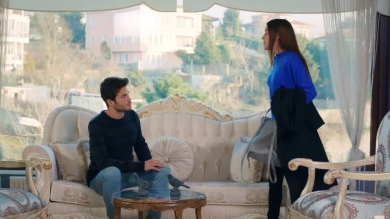 Ege i Zeynep w salonie domu Belkis.