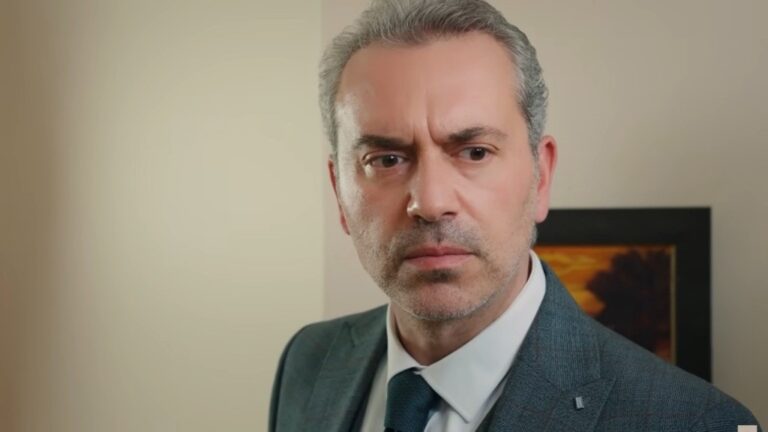 Bulent odwraca głowę, zamyślony.