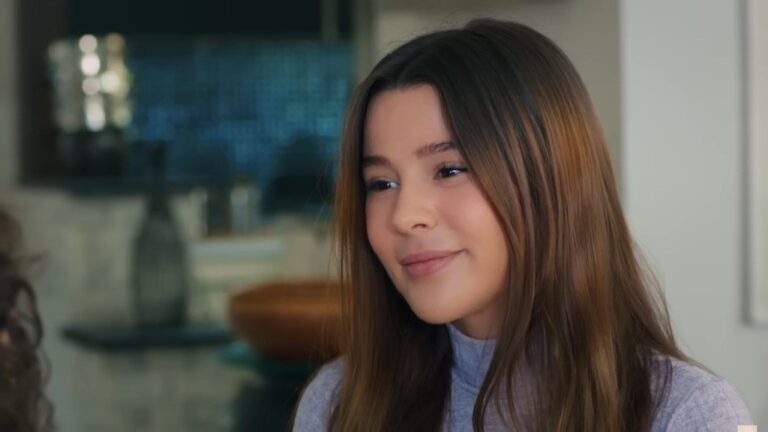 Zeynep uśmiecha się.