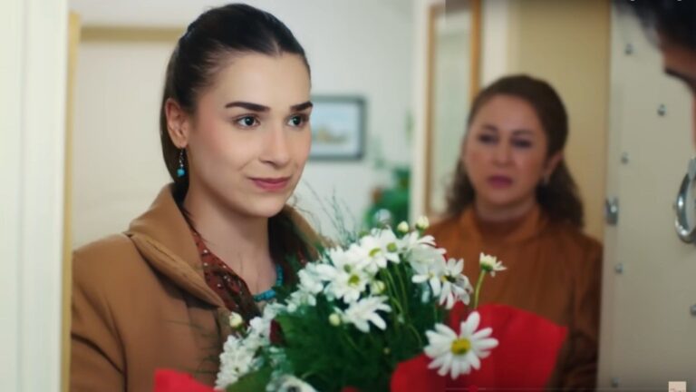 Sila z kwiatami. Tuż za nią stoi Hulya.