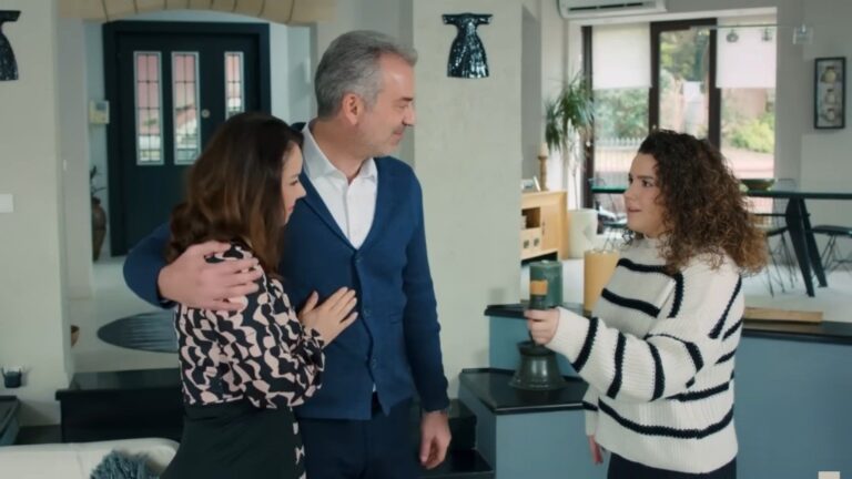 Scena z koszmaru Melis. Bulent obejmuje Gonul na oczach Melis.