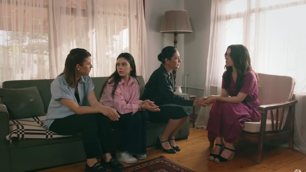 Scena w oficynie. Zeynep, jej mama i siostry w pokoju dziennym.