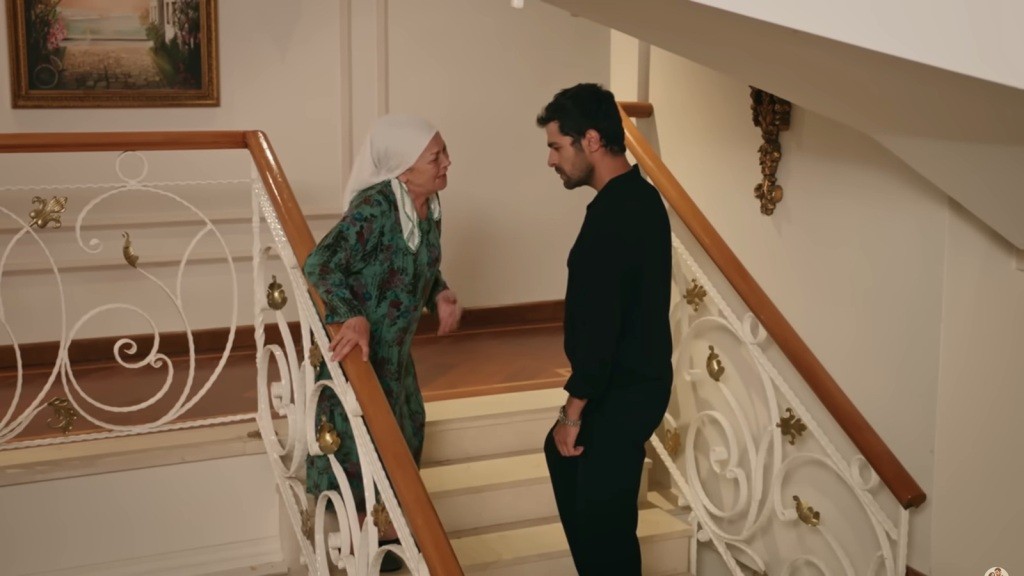 Spotkanie Halila i Zumrut na schodach. Seniorka jest zdruzgotana.