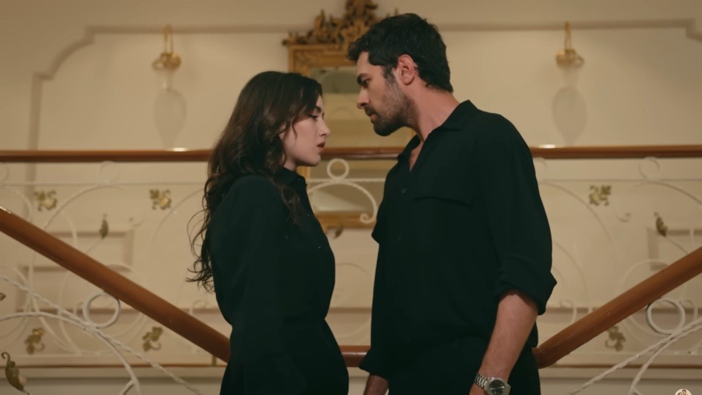 Halil i Zeynep konfrontują się na schodach.