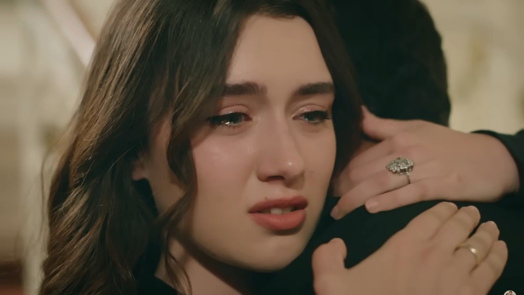 Zeynep obejmuje Halila. Jej oczy pełne są łez.