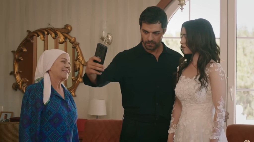 Halil robi selfie sobie i Zeynep. Obok stoi Zumrut i zerka na ekran jego telefonu.