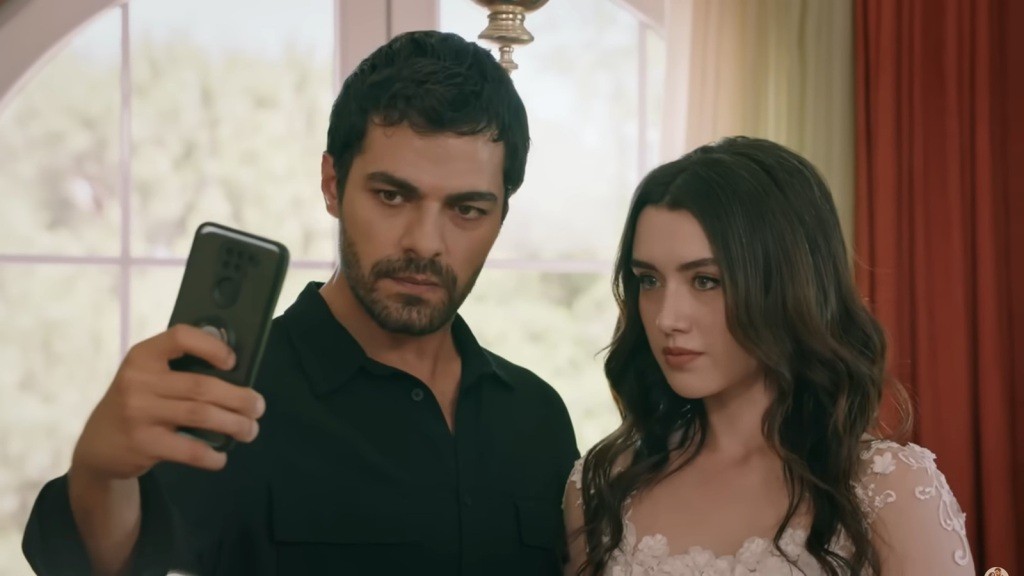 Halil i Zeynep robią selfie.
