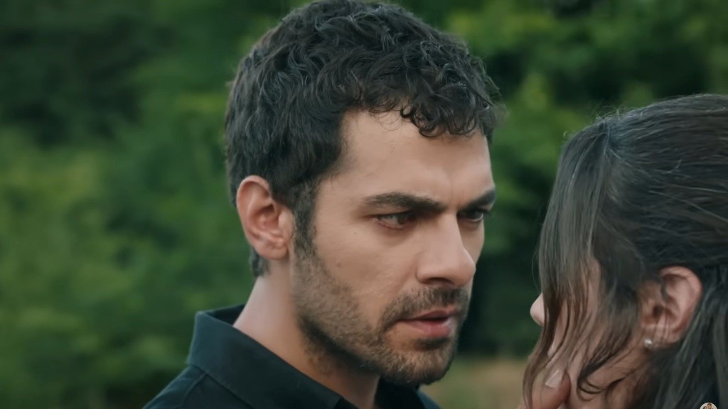 Halil patrzy prosto w oczy Zeynep. Jego spojrzenie jest intensywne.