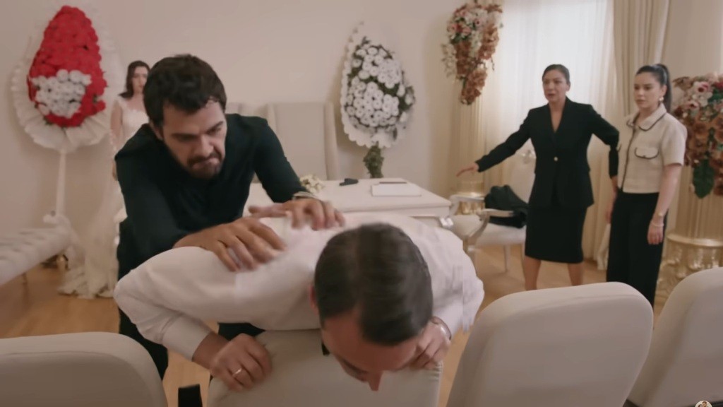 Halil rzuca Alpera na krzesło.