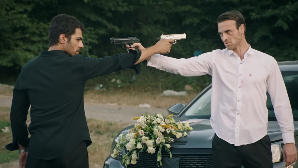 Halil i Alper celują do siebie z pistoletów.