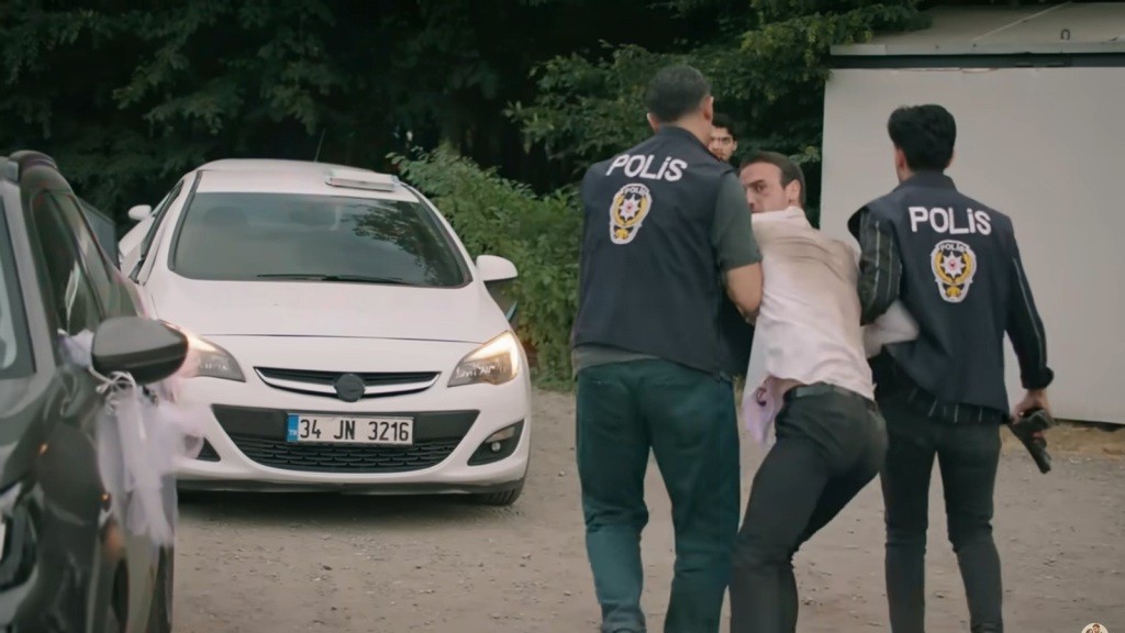 Policjanci zabierają Alpera.