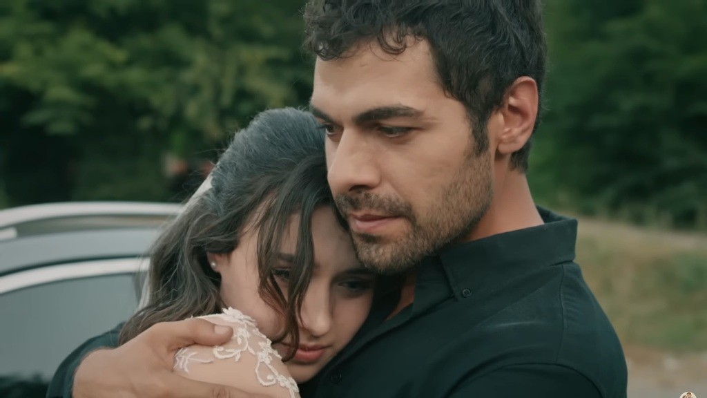 Halil obejmuje Zeynep.